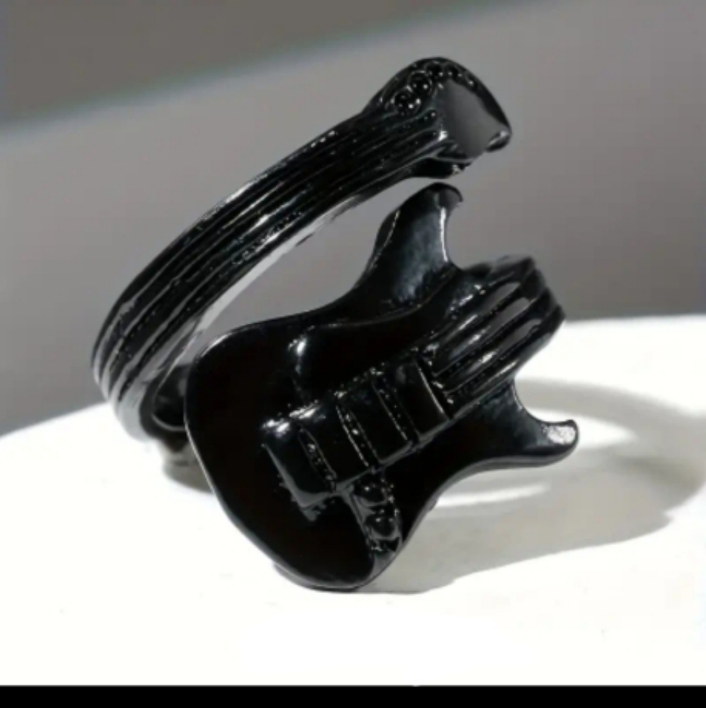 Cute guitar Ring black